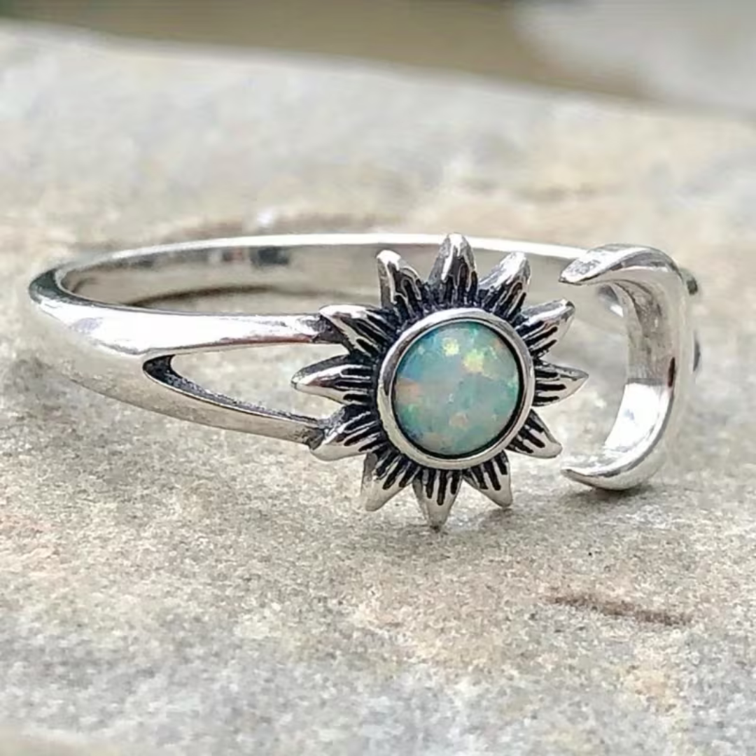 Bague vintage soleil et lune en opale