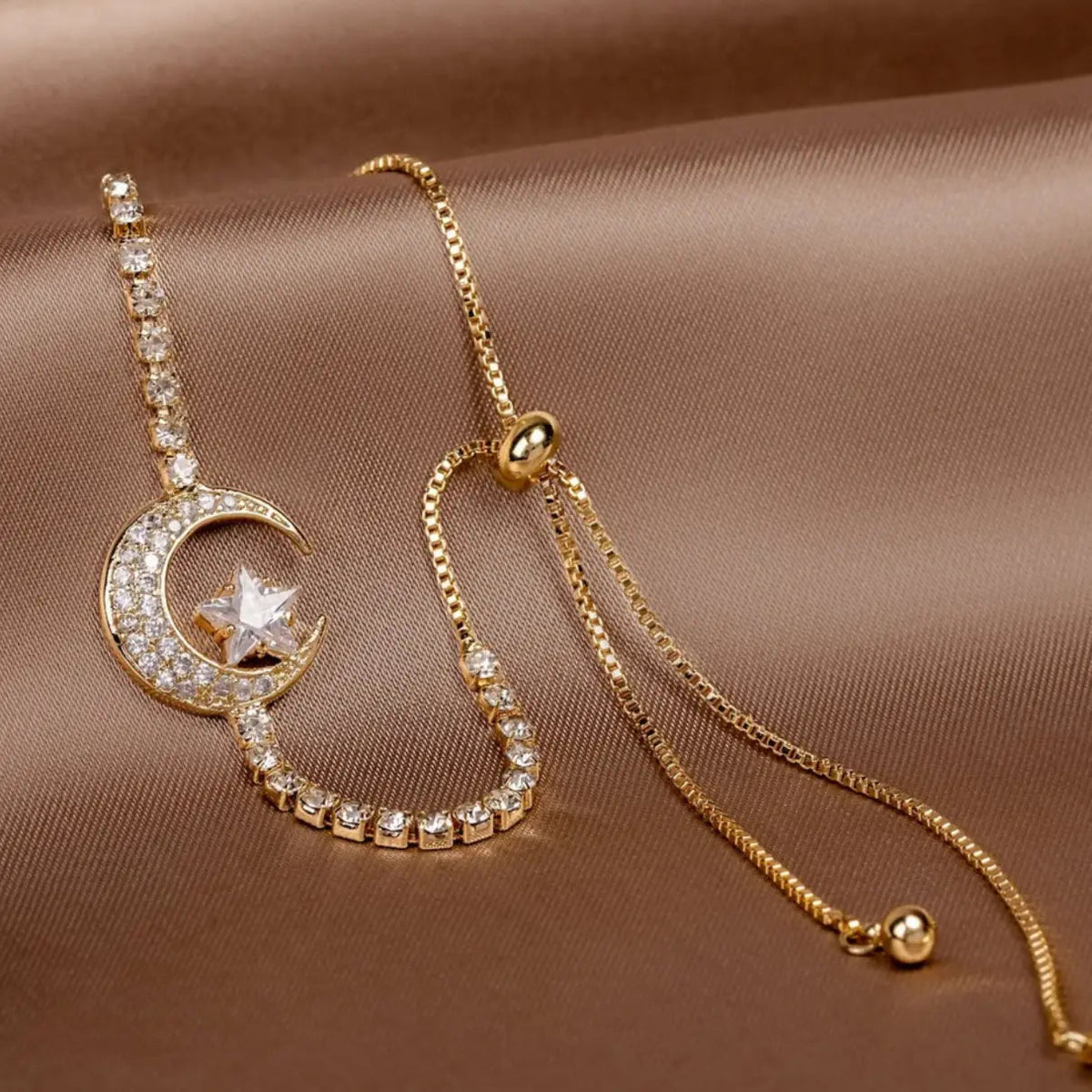 Bracelets pendentifs lune en zircone et or