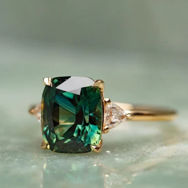 Bague en or avec pierre précieuse verte d&