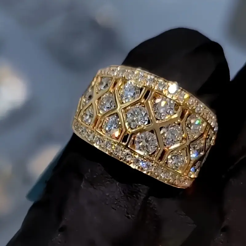 Bague dorée rayonnante et scintillante