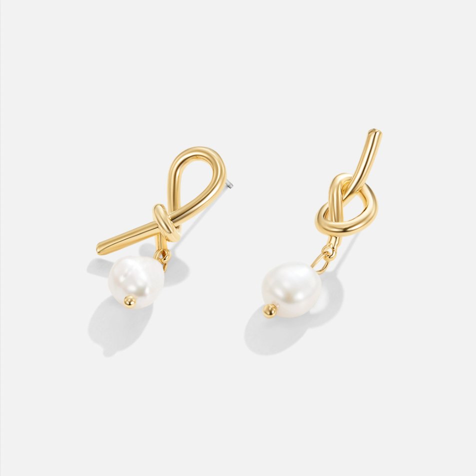 Boucles d’oreilles nouées en or et perles d’eau douce