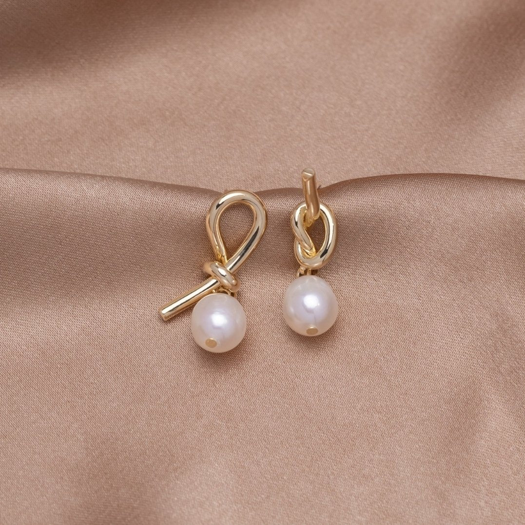 Boucles d’oreilles nouées en or et perles d’eau douce