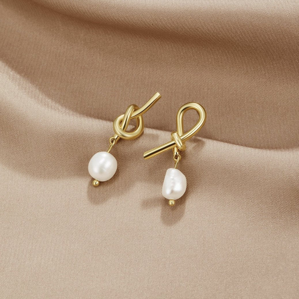 Boucles d’oreilles nouées en or et perles d’eau douce