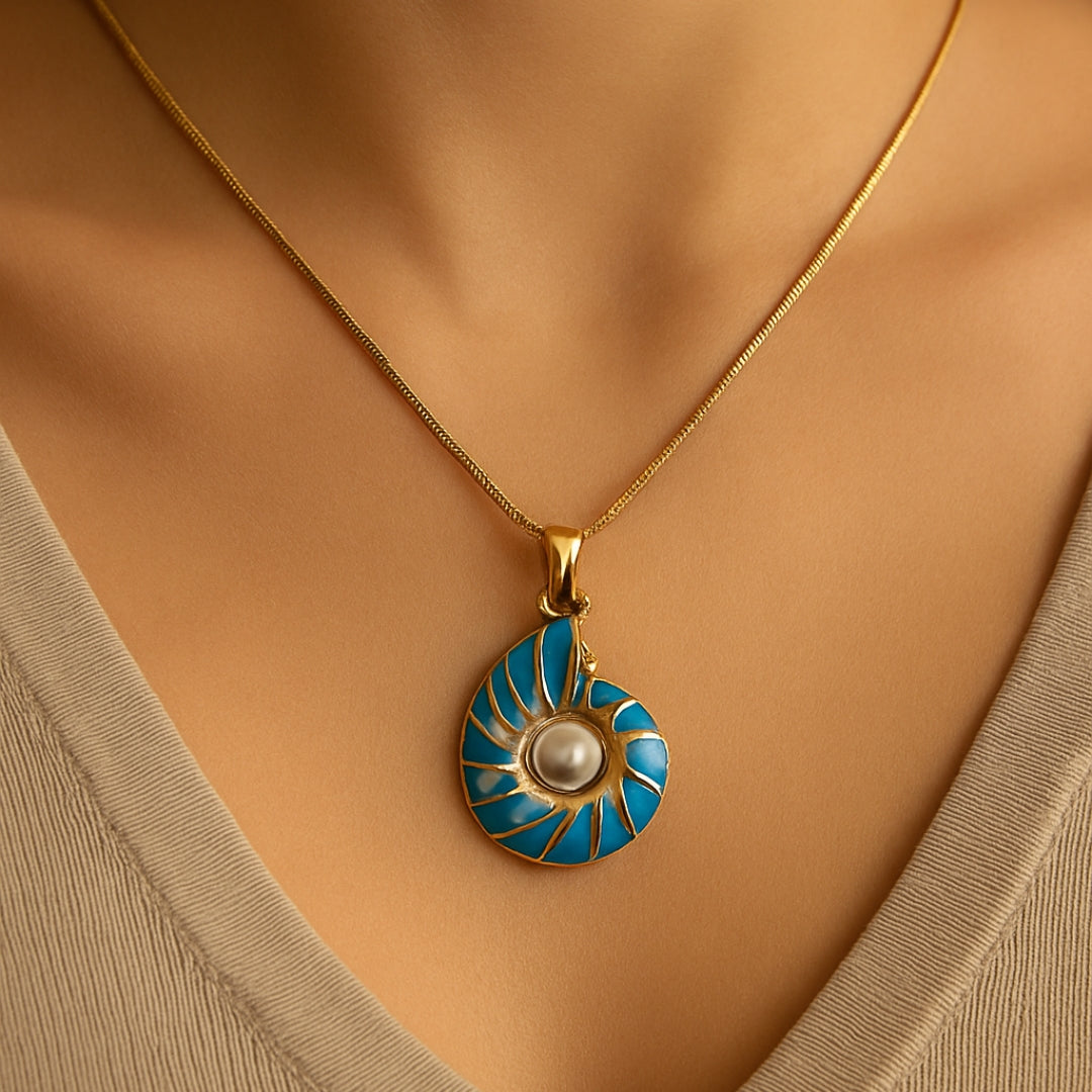 Collier en coquillage bleu perle