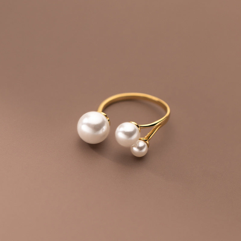 Bague élégante avec trio de perles