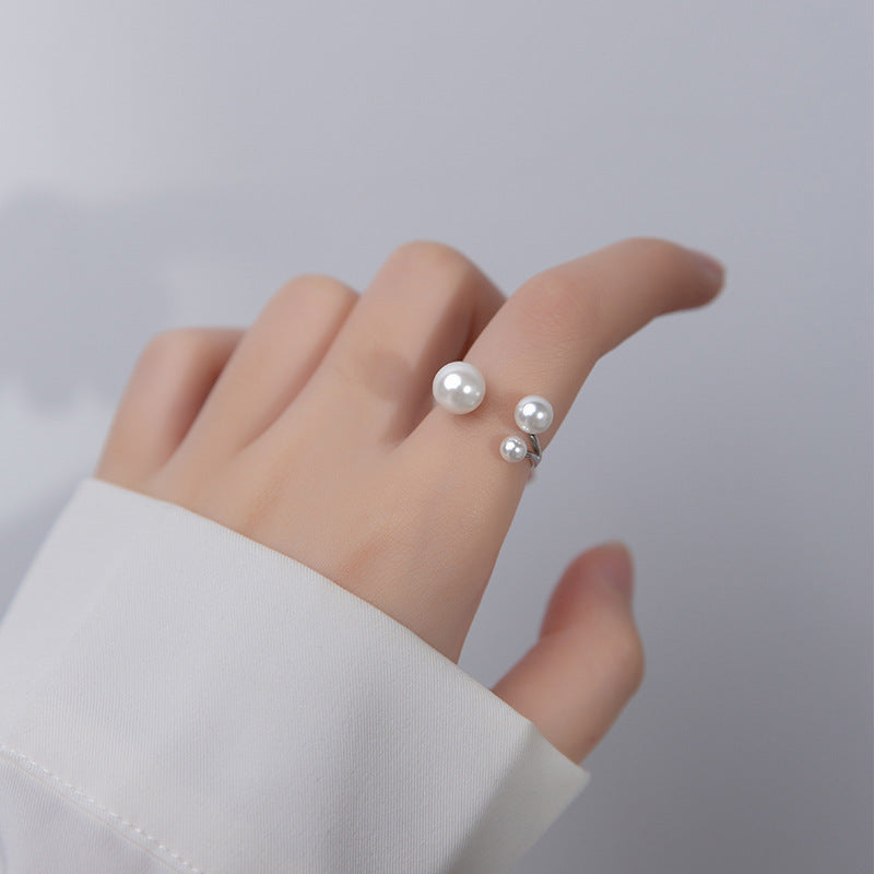 Bague élégante avec trio de perles