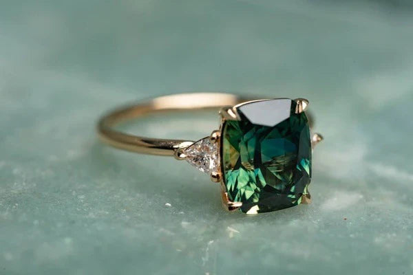 Bague en or avec pierre précieuse verte d&