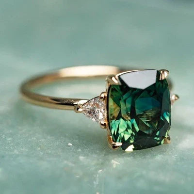 Bague en or avec pierre précieuse verte d&
