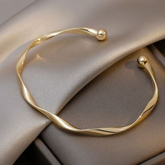 Elegant gold bracelet