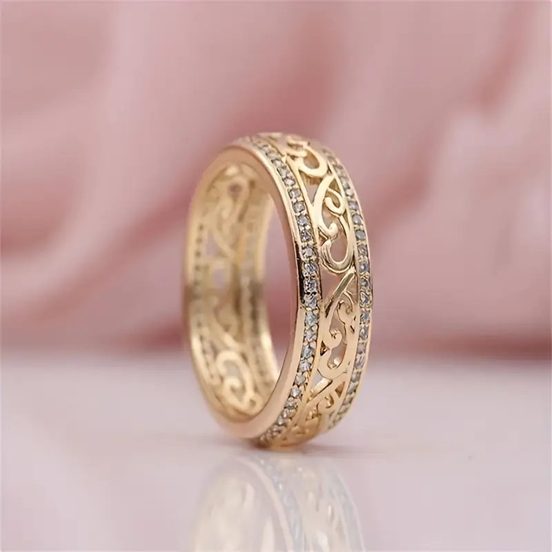 Bague dorée en filigrane avec cristaux