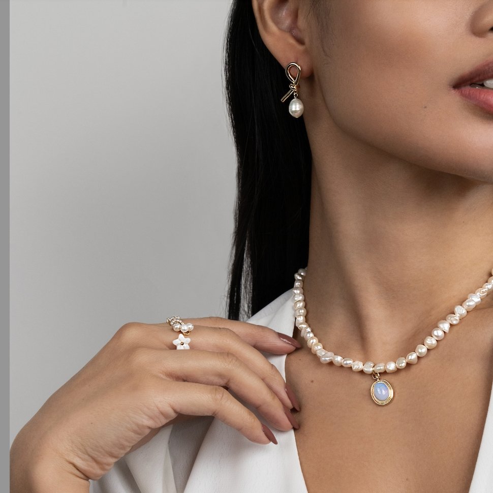 Boucles d’oreilles nouées en or et perles d’eau douce