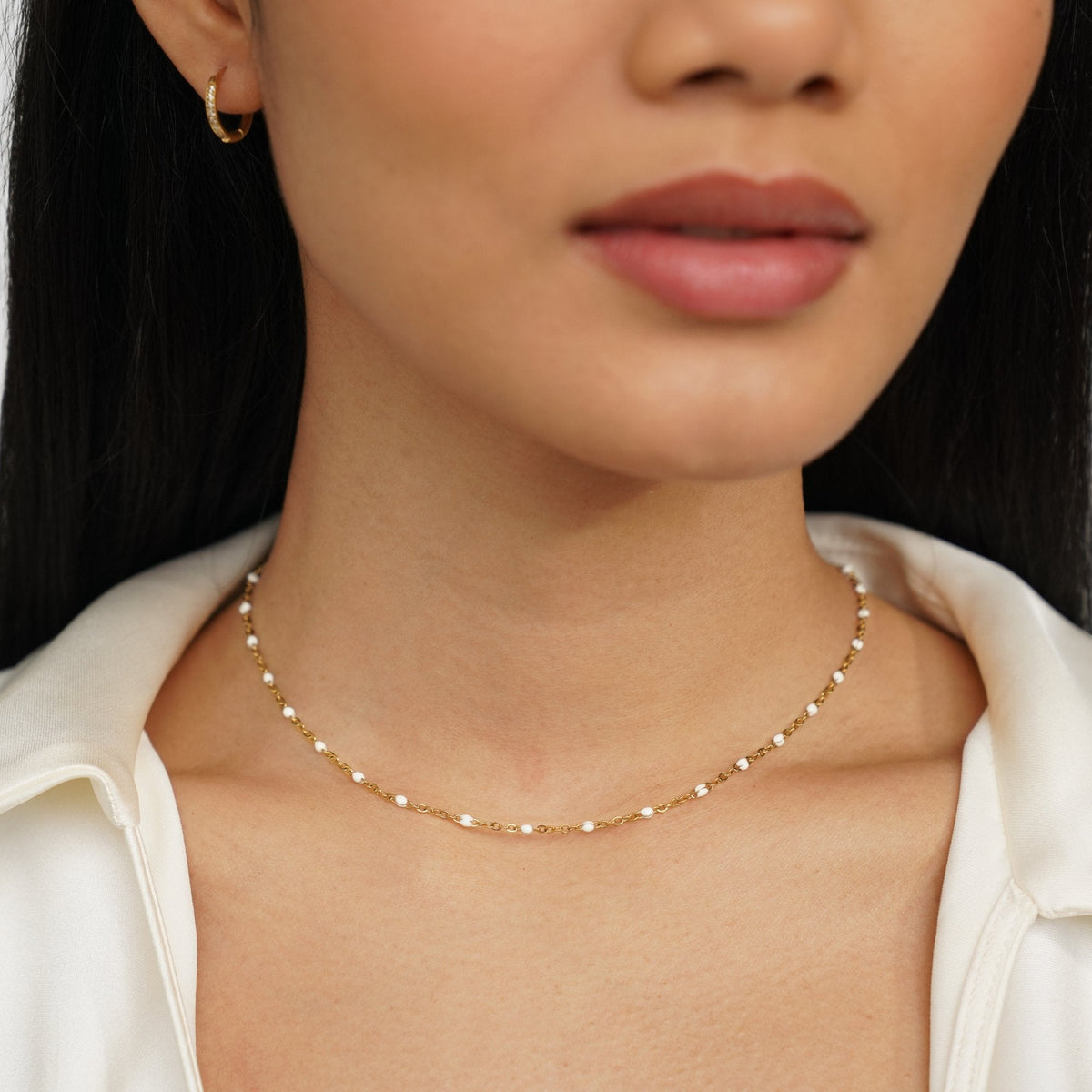 Collier de perles blanches propres
